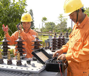  Tổng Giám đốc EVN - Phạm Lê Thanh:
“Mỗi cán bộ, công nhân lao động Công ty Điện lực Sơn La hãy luôn tự hỏi mình còn có thể làm gì tốt  hơn nữa?”
